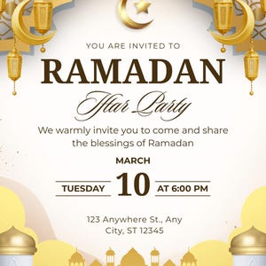 Puede incluir: Invitación dorada y blanca para una fiesta de Iftar del Ramadán. El diseño incluye una luna creciente y una estrella, faroles colgantes y siluetas de mezquitas. El texto de la invitación dice "Ramadan Iftar Party".