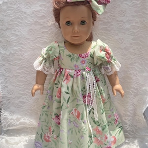 Vestido de muñeca estilo regencia floral de 18 pulgadas, estilo vintage, con rosas verdes y rosadas, vestido largo, mangas abullonadas de encaje, rosetas de perlas de encaje, se adapta a muñecas niña, original americano.