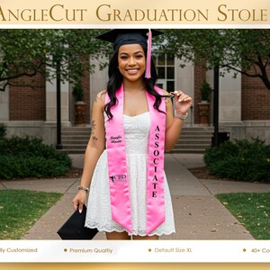 Può includere: Una persona sorridente indossa un vestito bianco e una stola rosa per la laurea. La stola ha la parola "ASSOCIATE" stampata verticalmente e il nome "Jennifer Kinble". Il testo "ANGLECUT GRADUATION STOLE" è nella parte superiore dell'immagine.