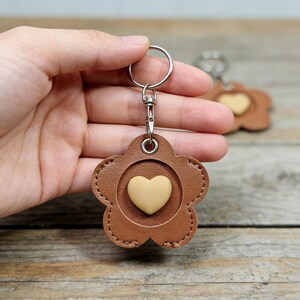 70s Flower Keychain - Etsy