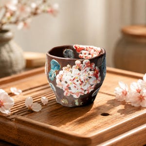 Xícara de chá artesanal em cerâmica preta com estampa de hortênsia, xícara de chá floral pintada à mão em 3D, caneca de cerâmica texturizada, presente artístico para amantes de chá, 100ml.