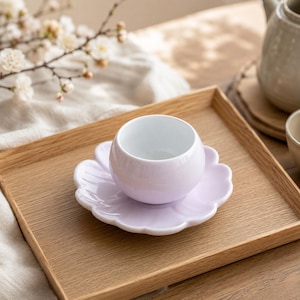 Ręcznie robiona ceramiczna filiżanka do herbaty w kolorze Sakura Pink z talerzykiem w kształcie muszelki, uroczy malutki zestaw do herbaty w kształcie jajka, pasteloworóżowa filiżanka do espresso, 35 ml, prezent dla miłośnika herbaty.