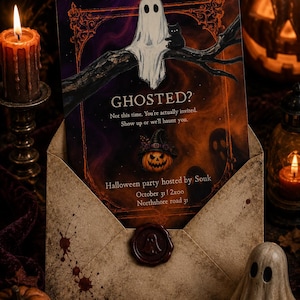 Op de afbeelding: Een rechthoekige Halloween-uitnodigingskaart met een witte geest en zwarte kat op een boomtak, met de tekst GHOSTED? Not this time. You're actually invited. Show up or we'll haunt you. Halloween party hosted by Souk October 31 21:00 Northshore road 31, in een beige envelop met een waszegel.