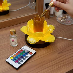 Lámpara de noche con forma de flor de vidrio soplado a mano y difusor de aceites esenciales, con base LED que cambia de color y control remoto.