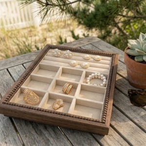 Vassoio portagioie in legno con perline, organizer per anelli, inserto in velluto per cassetti, accessorio vintage per comò.