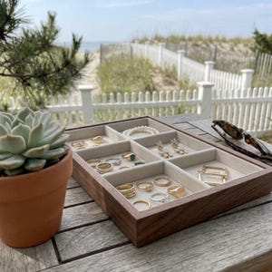 Vassoio portagioie in noce con scomparti in velluto, contenitore per anelli e orecchini, inserto per cassetto, idea regalo per gioielli.