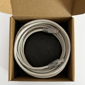 Può includere: Un set di tre tazze in ceramica con finitura opaca e macchiettata. Le tazze sono nei toni del crema, grigio chiaro e grigio scuro. Ogni tazza ha un design semplice e minimalista.