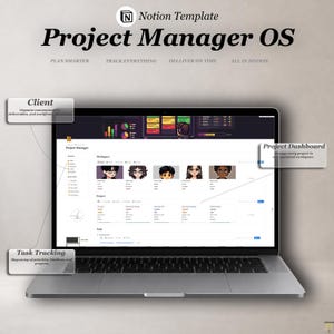 以下が含まれることがあります： シルバーのノートパソコンには、「Project Manager OS」というNotionテンプレートが表示されています。画面には、クライアントとタスクの追跡機能を備えたプロジェクトダッシュボードが表示されています。テキストには「よりスマートに計画する」が含まれています。