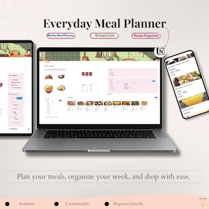 Pode incluir: Um laptop, um tablet e um smartphone exibem uma interface de aplicativo de planejamento de refeições. A tela do laptop mostra um organizador de receitas com imagens de comida. O texto "Everyday Meal Planner" está no topo.