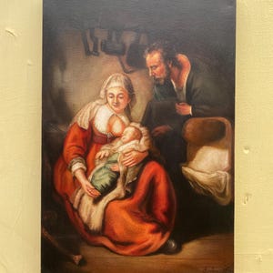 Puede incluir: Una pintura al óleo antigua representa a una mujer con un vestido rojo amamantando a un bebé, con un hombre mirando. La obra de arte presenta una paleta de colores cálidos y está ambientada en un interior con poca luz. La pintura está firmada en la esquina inferior derecha.
