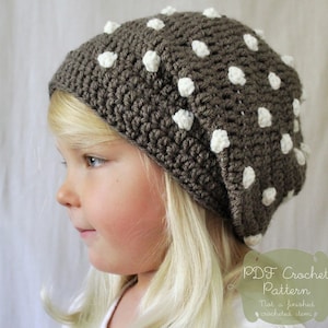 Może przedstawiać: Brązowa czapka na drutach z białymi kropkami. Czapkę nosi dziecko z blond włosami. Na zdjęciu widoczny jest tekst "PDF Crochet Pattern". Na zdjęciu widoczny jest również tekst "Not a finished crocheted item".