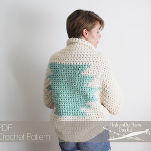 Puede incluir: Un patrón de crochet para un suéter con un diseño geométrico en turquesa y blanco. El patrón está disponible para descargar en PDF.  "Naturally Nora Crochet" está escrito en la esquina inferior derecha de la imagen.