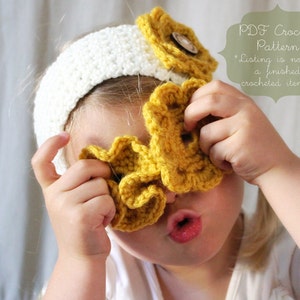 Puede incluir: Una diadema blanca de ganchillo con una flor amarilla de ganchillo en la parte superior. La diadema la lleva puesta un niño que sostiene una flor amarilla de ganchillo delante de su cara. El texto "PDF Crochet Pattern *Listing is not for a finished crocheted item.*" es visible en la imagen.