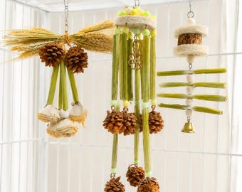 Set di giocattoli da masticare per uccelli Meadow Chime Series, con gambo di papaya, spugna vegetale, grano, pigna e campanellino, ideale per gabbie di uccelli di piccola taglia.