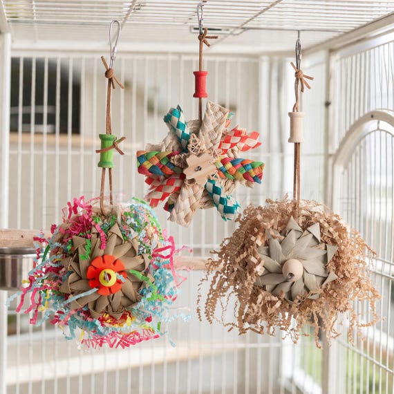 Natural Bird Shredding Toys for Budgie Cockatiel Lovebird Conure, Hanging Parrot Chew Toy, Palm Leaf Paper Bird Cage Toy