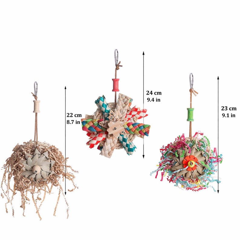 Pu&ograve; includere: Tre colorati giocattoli per uccelli appesi a clip metalliche. I giocattoli sono fatti di materiali tessuti, carta e legno. Il giocattolo pi&ugrave; grande &egrave; lungo 24 cm. Gli altri due giocattoli sono lunghi 22 cm e 23 cm.