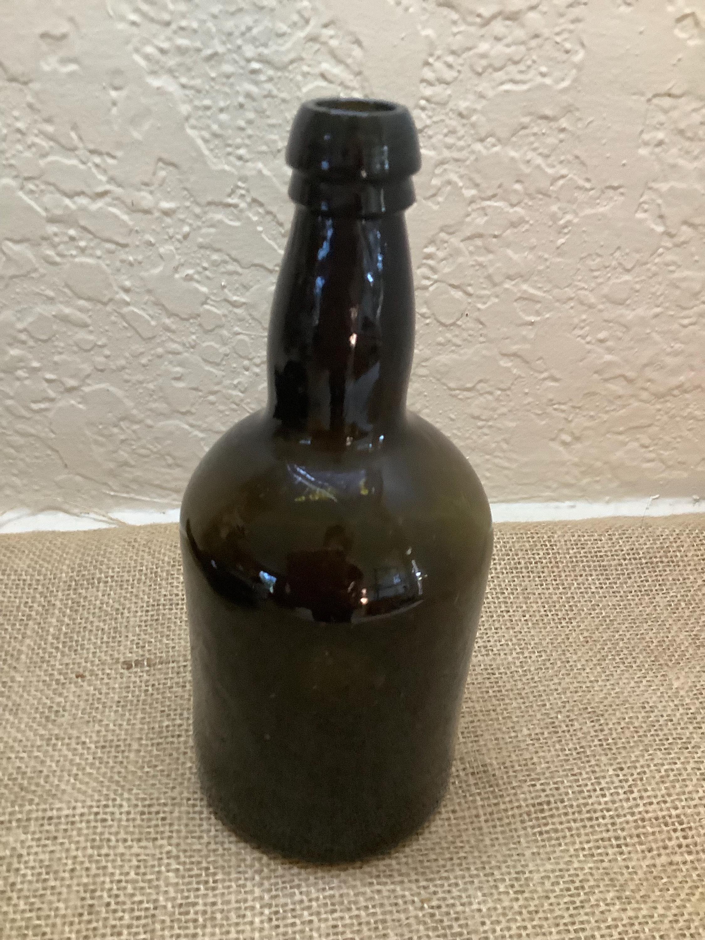 アンティークガラスのレディーレッグ型ビール瓶 2 本 ~ ブラウン