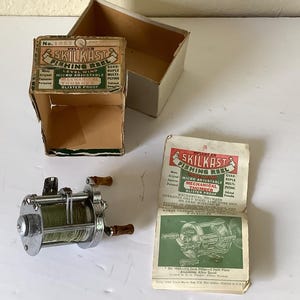 Vintage 1950&#39;s Pflueger Skilkast Model 1953 Level Wind Fishing Reel w/ Box & Owners Manual in Good Condition