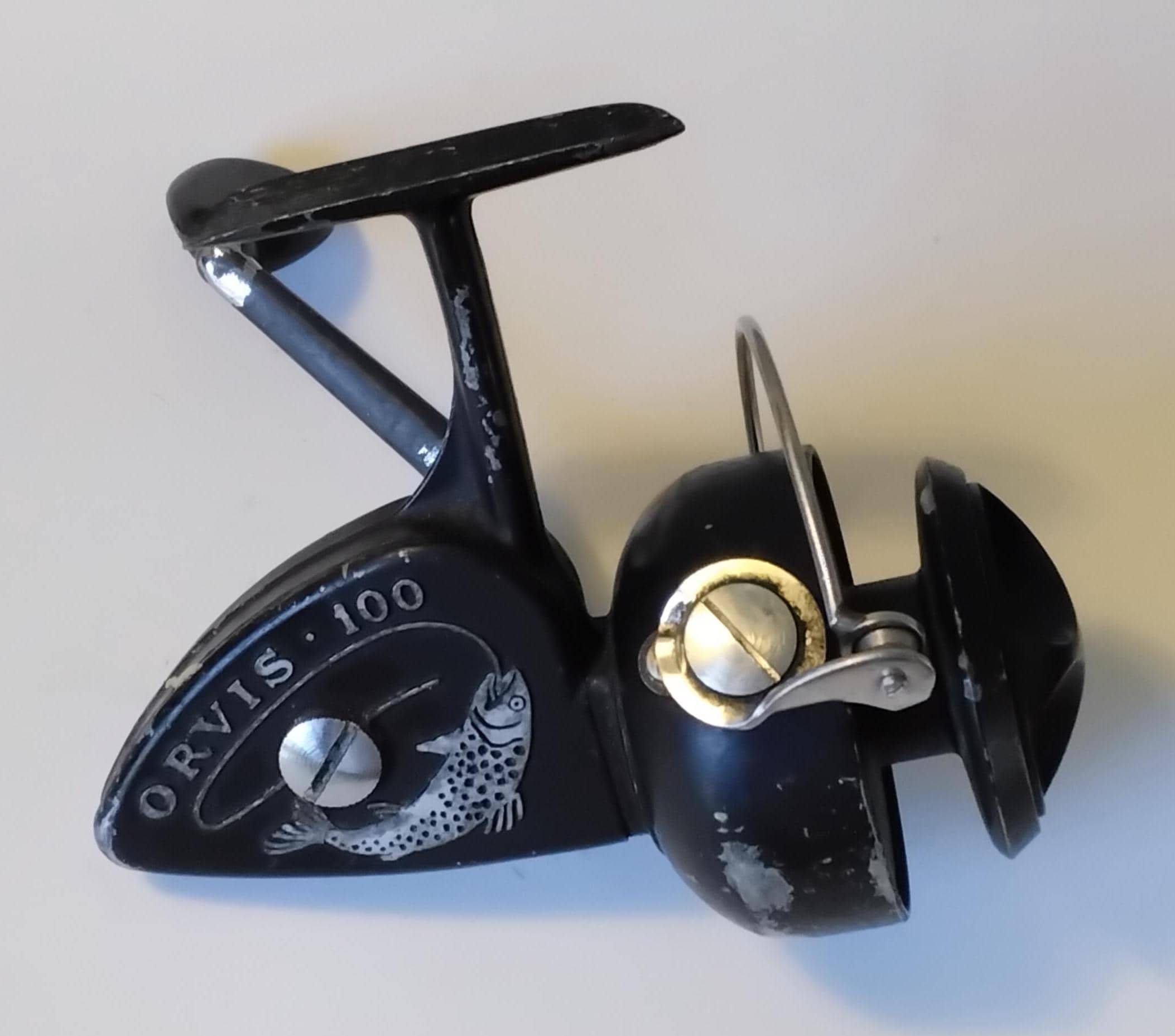 Beau moulinet de pêche vintage sans marque Beau moulinet de pêche vintage sans marque