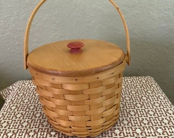 Panier vintage Longaberger avec couvercle en bois à bouton et poignée pivotante en plastique ~ L510 ~ Signé