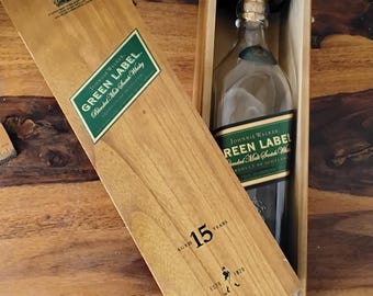Botella vacía vintage de Johnnie Walker Green Label con caja de madera conmemorativa.