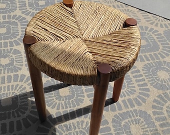 Taburete vintage de mediados de siglo de Charlotte Perriand, de 4 patas, madera de teca y junco tejido, 45 cm (18").