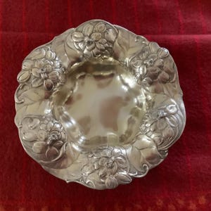 Plato para dulces Gorham Art Noveau Reposse ~ Plata esterlina ~ Estampado ~ 102 gramos.