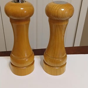 Vintage Olde Thompson Beech Wood Salt Shaker and Pepper Mill Grinder Set 7”