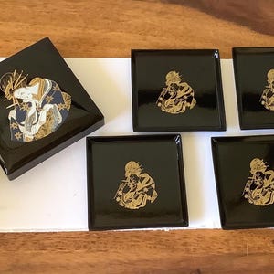 Juego vintage japonés de 6 posavasos cuadrados dorados y lacados con recipiente a juego para té
