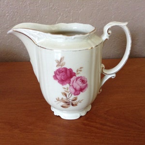 Vintage ~ Antiquité ~ Fleurs ~ Pichet ~ Crémier ~ Liserés dorés ~ Symbole du lion ~ Numéroté