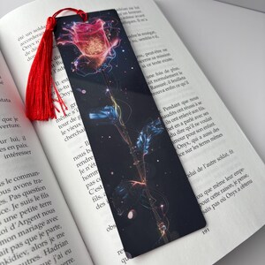 Marque-page Rose de Lumière – Illustration florale – Pensée au verso – Signet avec gland – Cadeau lectrice