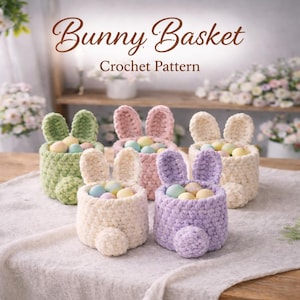 Op de afbeelding: Vijf gehaakte paasmandjes in pastelkleuren: groen, roze, crème, lavendel en gebroken wit. Elke mand heeft konijnenoren en een pluizige staart, gevuld met kleurrijke paaseieren. De tekst "Bunny Basket Crochet Pattern" staat bovenaan.