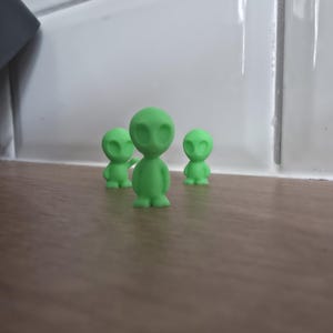 Pequeño amigo alienígena - Figura de escritorio pequeña - Juego de 3
