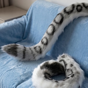 以下が含まれることがあります： 斑点のあるマット仕上げのセラミックマグカップ3個セット。マグカップはクリーム、ライトグレー、ダークグレーの色合いです。各マグカップはシンプルでミニマリストなデザインです。