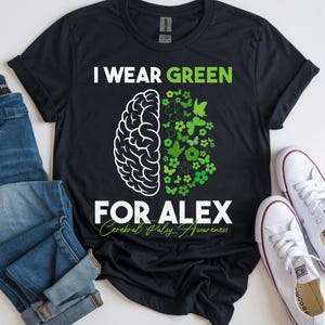 Op de afbeelding: Set van drie keramische mokken met een gespikkelde, matte afwerking. De mokken zijn in crème, lichtgrijs en donkergrijs. Elk heeft een eenvoudig, minimalistisch ontwerp.