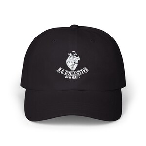 Cappellino da baseball vintage effetto invecchiato in cotone lavato, stile "dad hat", con grafica vintage.