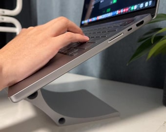 Supporto ergonomico per laptop, rialzo minimalista per MacBook, poggiapolsi per ufficio domestico, design moderno per la scrivania.