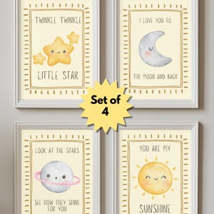 Könnte beinhalten: Set aus vier gerahmten Kunstdrucken für das Kinderzimmer. Jeder Druck zeigt eine skurrile Illustration mit Text. Die Drucke zeigen einen Stern, Mond, Planeten und Sonne mit Sätzen wie "Twinkle Twinkle Little Star".