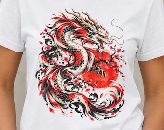 Peut inclure: Un t-shirt blanc à manches courtes arborant une impression graphique détaillée d'un dragon stylisé dans des tons de rouge, noir et blanc. Le dragon est enroulé autour d'un grand motif de soleil circulaire rouge, agrémenté de pétales de cerisier.