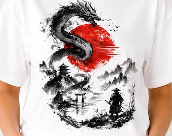 Peut inclure: Un t-shirt blanc orné d'une illustration à l'encre noire représentant un dragon s'enroulant autour d'un grand soleil rouge. Le motif inclut la silhouette d'un samouraï près d'un portail torii, d'une pagode et de montagnes au loin.