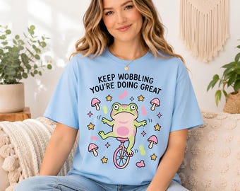 T-shirt grenouille rigolote, « Continue de gigoter, tu te débrouilles super bien », T-shirt graphique grenouille mignonne, Cadeau champêtre pour les amoureux des grenouilles et des champignons
