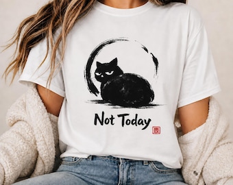 Peut inclure: Un t-shirt blanc à manches courtes orné d'une illustration à l'encre noire représentant un chat grincheux assis dans un cercle tracé au pinceau. Sous le chat, le texte "Not Today" est écrit en noir avec un petit tampon rouge.