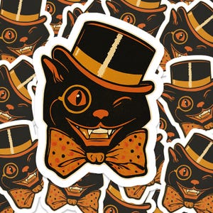 Peut inclure: Un autocollant découpé représentant un chat noir portant un haut-de-forme noir avec une bande orange, un monocle doré sur un œil et un nœud papillon orange à pois. Le chat a un large sourire édenté et fait un clin d'œil, sur un motif répétitif.