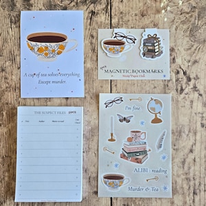 Peut inclure: Un ensemble de papeterie comprenant une carte avec une tasse de thé fleurie et le texte A cup of tea solves everything. Except murder., un bloc-notes intitulé THE SUSPECT FILES, deux marque-pages magnétiques et une planche d'autocollants.