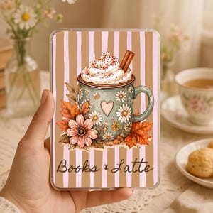 Inserto Kindle "Books and Latte" – Tazza verde salvia floreale – Regalo accogliente per lettori – Custodia trasparente in cartoncino – Paperwhite 11a 12a generazione