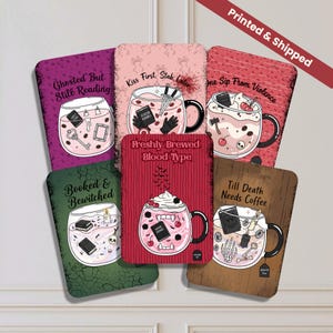 Peut inclure: Un ensemble de six cartes rectangulaires illustrant des tasses remplies d'objets thématiques. Le texte inclut Ghosted But Still Reading, Kiss First Stab Later, One Sip From Violence, Freshly Brewed Blood Type, Booked & Bewitched et Till Death Needs Coffee.