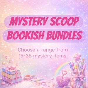 Puede incluir: Ilustración en tonos pastel con el texto "MYSTERY SCOOP BOOKISH BUNDLES". La imagen presenta libros, bolígrafos, cinta adhesiva decorativa y una llave en forma de corazón. El texto invita a elegir entre 15-35 artículos misteriosos.