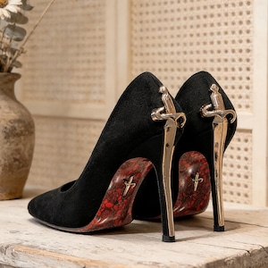 Zwarte suède pumps met dolkhak - gotische statement-hakken voor edgy evenementen, labels op maat