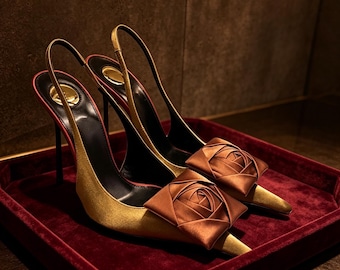 Op maat gemaakte inlegzolen: goudsatijnen slingback-hakken met roosdetail, stiletto's met spitse neus voor formele gelegenheden, elegante schoenen voor bruiloftsgasten