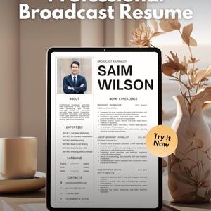 Peut inclure: Une tablette numérique affiche un curriculum vitae de diffusion professionnelle. Le CV présente le nom "SAIM WILSON" et des détails sur l'expérience, l'expertise et les coordonnées. Le texte "Try It Now" est sur un autocollant circulaire. Le fond comprend un vase avec des fleurs.